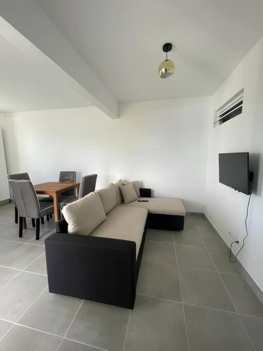 Bas De Villa F2 Neuf Avec Terrasse Et Piscine Ле-Диаман Экстерьер фото